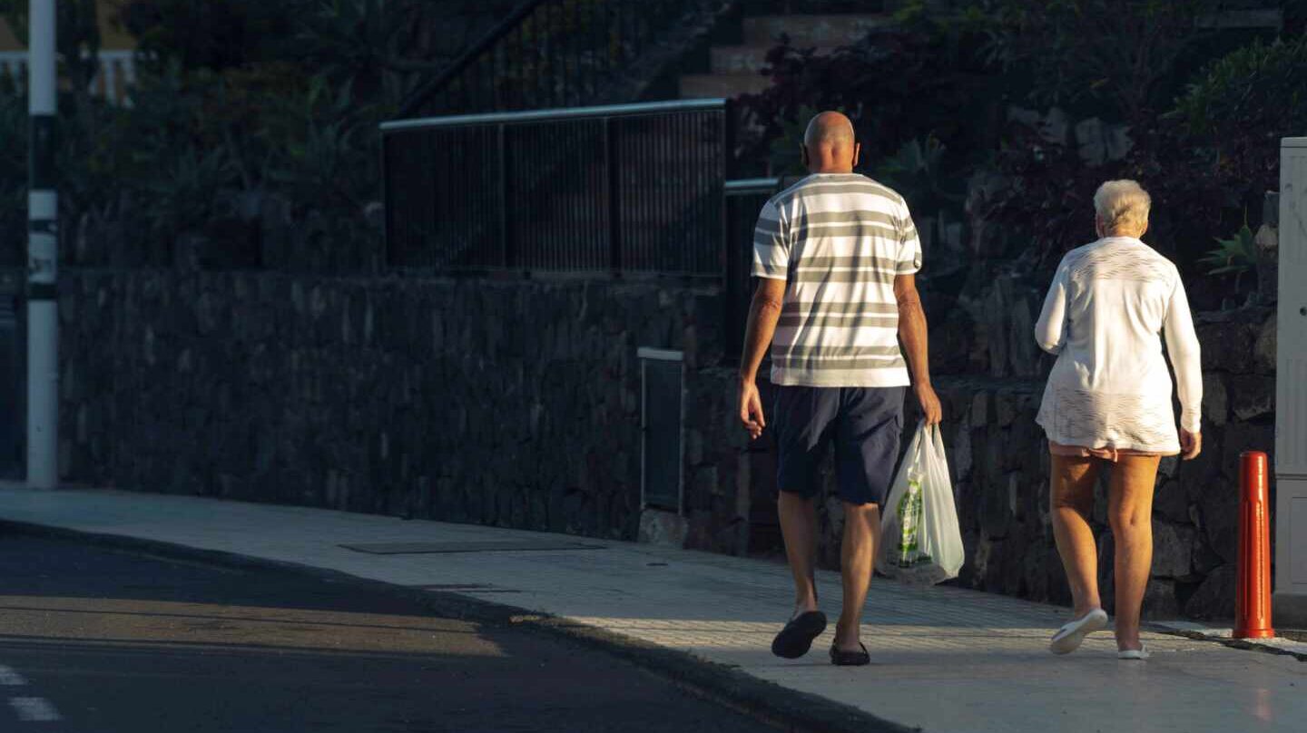 Turistas de origen británico en el complejo vacacional Golf del Sur en el municipio de San Miguel de Abona, Tenerife.