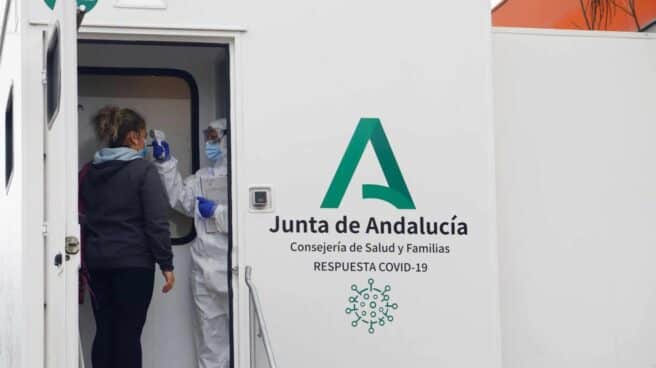 Un sanitario realiza una prueba covid-19 a una vecina de la localidad cordobesa de La Carlota. Un sanitario realiza una prueba covid-19 a una vecina de la localidad cordobesa de La Carlota.