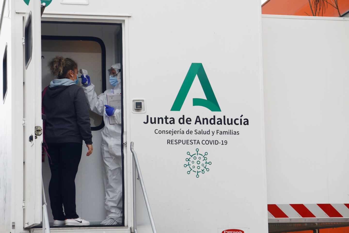 Un sanitario realiza una prueba covid-19 a una vecina de la localidad cordobesa de La Carlota.