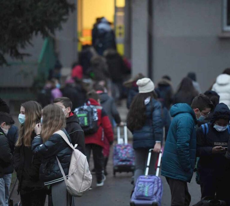 La cepa británica, el cierre en otros países y el efecto Navidad plantean dudas sobre la vuelta al cole