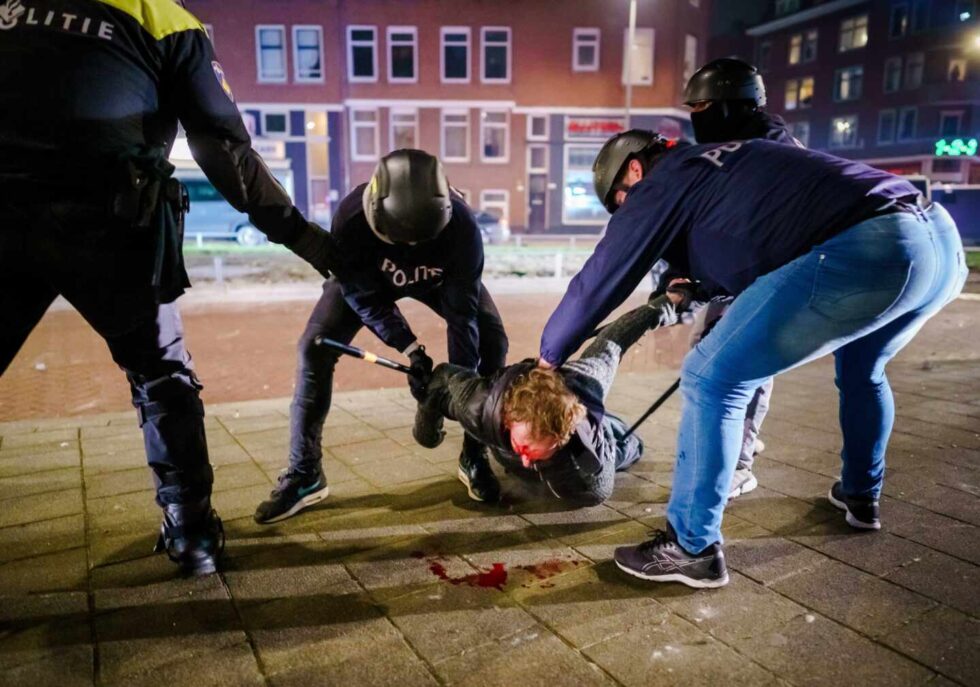 Un hombre es arrestado por la policía durante los enfrentamientos en Róterdam, Países Bajos.