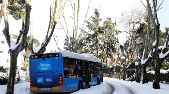 Un autobús de la EMT atrapado en la nieve.