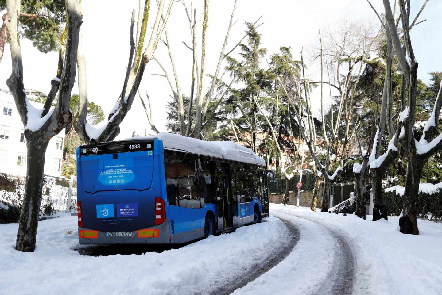 Un autobús de la EMT atrapado en la nieve.
