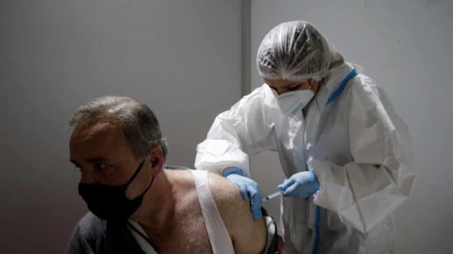 Un ciudadano serbio recibe la vacuna en Belgrado