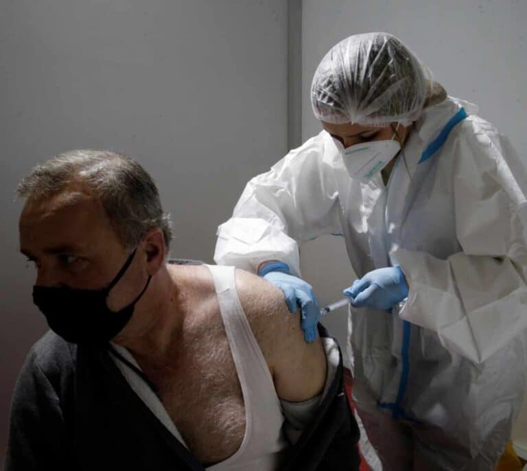 Un epidemiólogo advierte de que una sola dosis la vacuna puede favorecer las mutaciones
