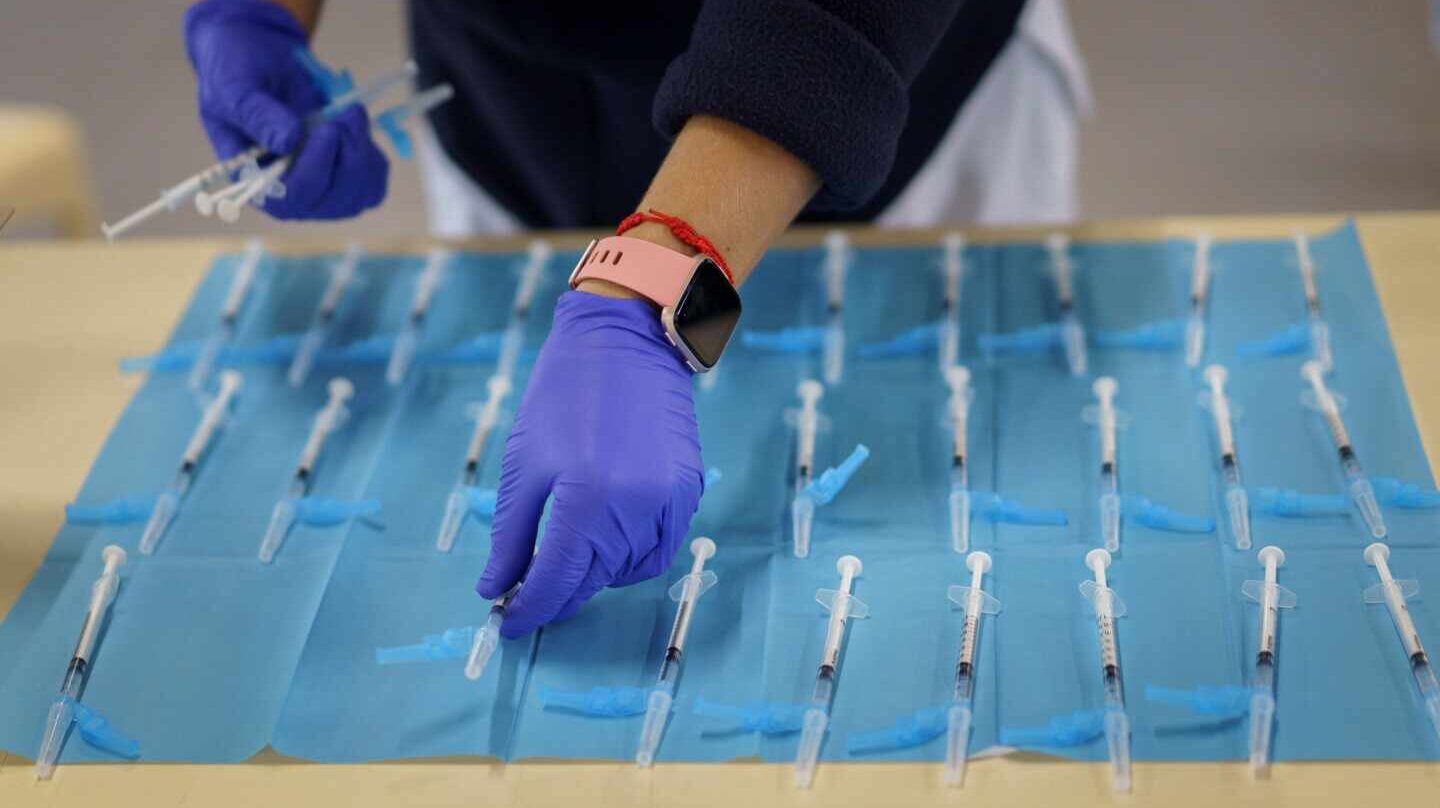Personal sanitario prepara vacunas contra el virus del Covid-19
