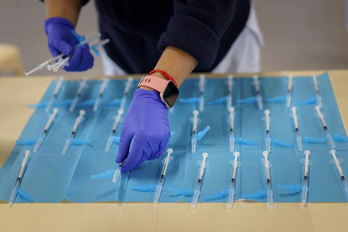 Personal sanitario prepara vacunas contra el virus del Covid-19