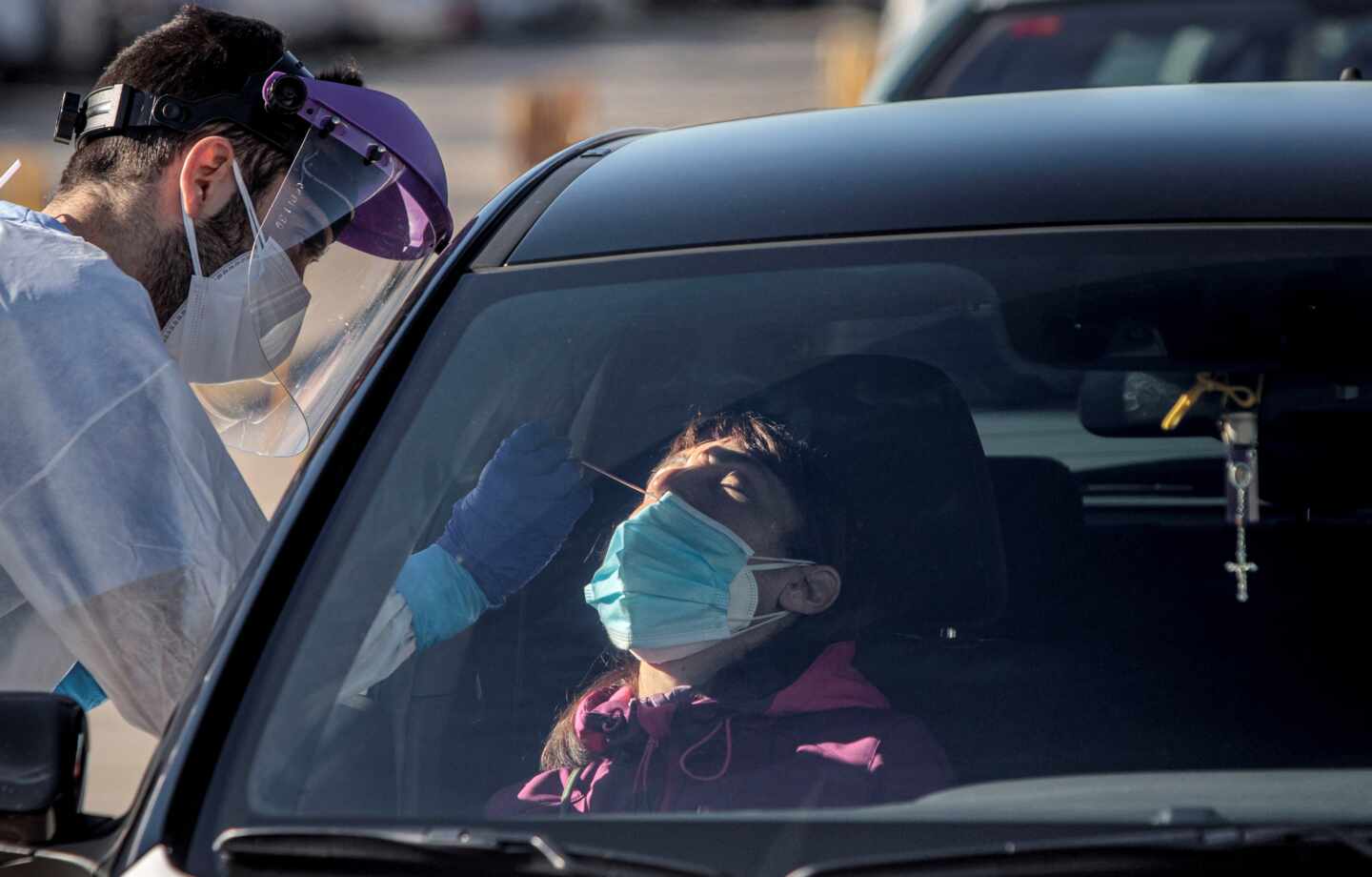 Un sanitario realiza un test en el Hospital de La Fe de Valencia.