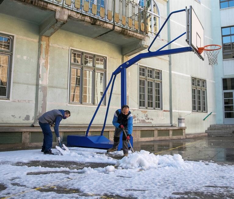 Madrid retrasa al miércoles la vuelta a los colegios