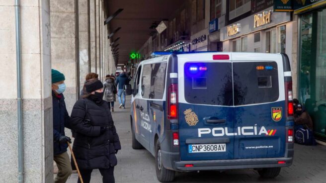Una fiesta de pijamas provoca un brote con más de 80 afectados en La Rioja La Policía vigila el cumplimiento de las restricciones contra el Covid-19 en Logroño, en La Rioja.