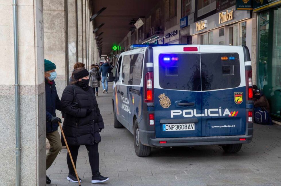 La Policía vigila el cumplimiento de las restricciones contra el Covid-19 en Logroño, en La Rioja.