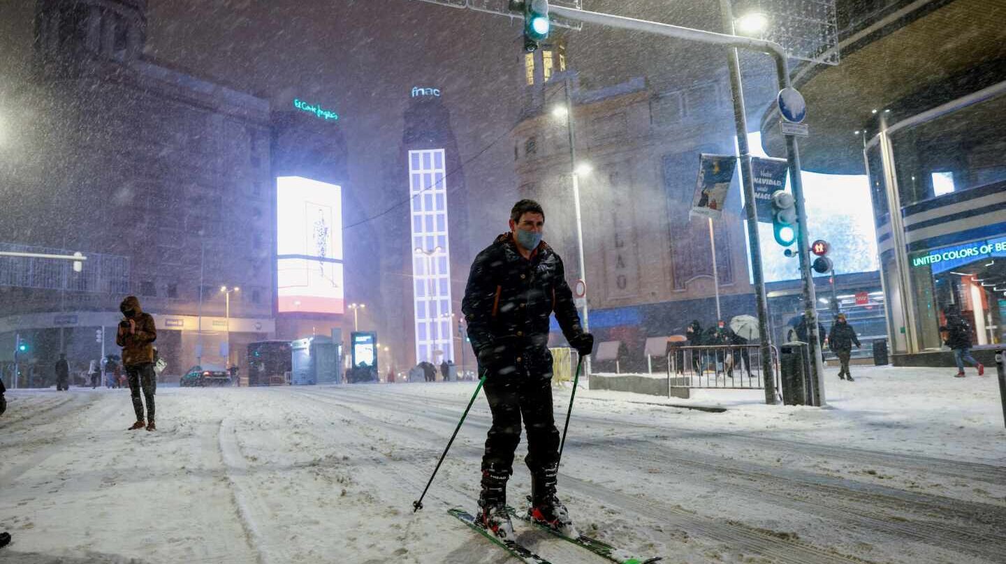 Del esquí a los muñecos de nieve: las imágenes insólitas de la Gran Vía de Madrid teñida de blanco