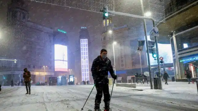 Del esquí a los muñecos de nieve: las imágenes insólitas de la Gran Vía de Madrid teñida de blanco