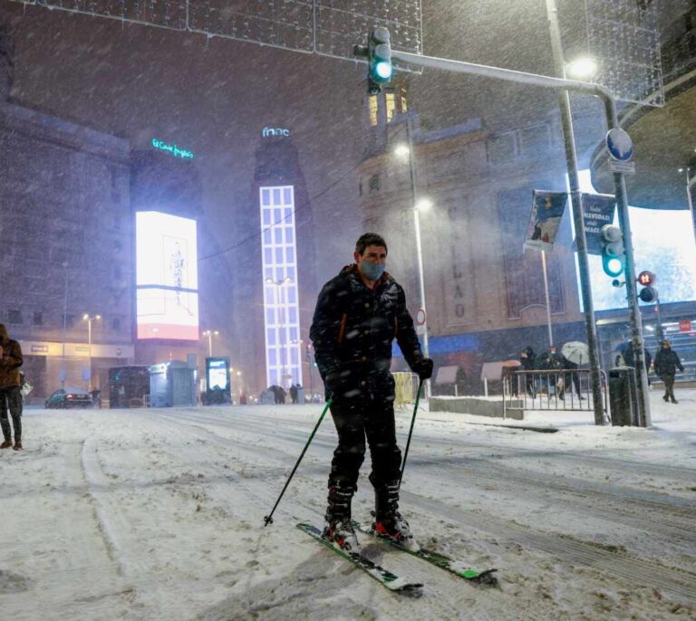 Del esquí a los muñecos de nieve: las imágenes insólitas de la Gran Vía de Madrid teñida de blanco