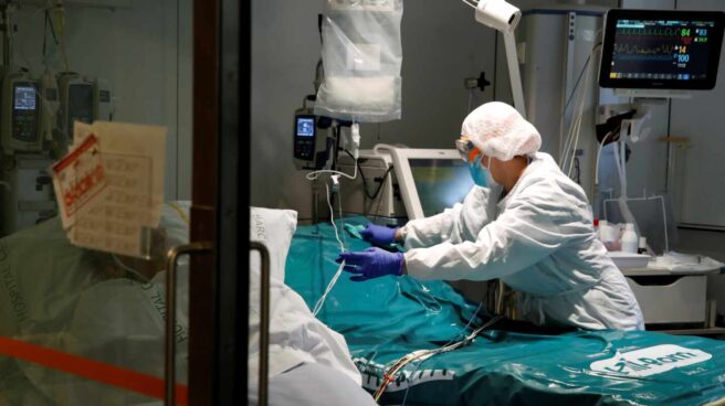 Estos son los factores genéticos que aumentan el riesgo de sufrir Covid grave Profesionales sanitarios trabajan en una de las UCI del Hospital Clínic de Barcelona