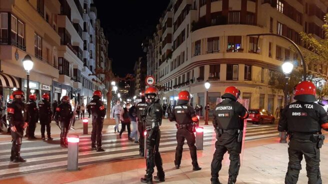 Agentes de la Ertzaintza actúan durante unos incidentes en contra de las medidas de protección contra el coronavirus.