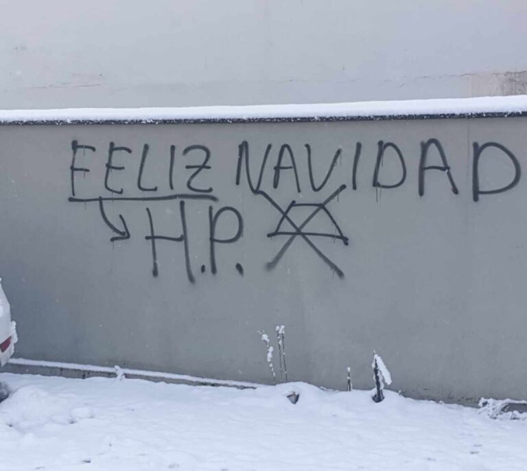 Aparecen pintadas frente a la casa de una de las mujeres agredidas en Alsasua