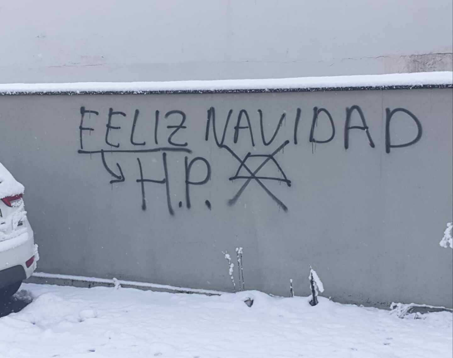 Pintada aparecida frente a la vivienda de la familia de una de las mujeres agredidas.