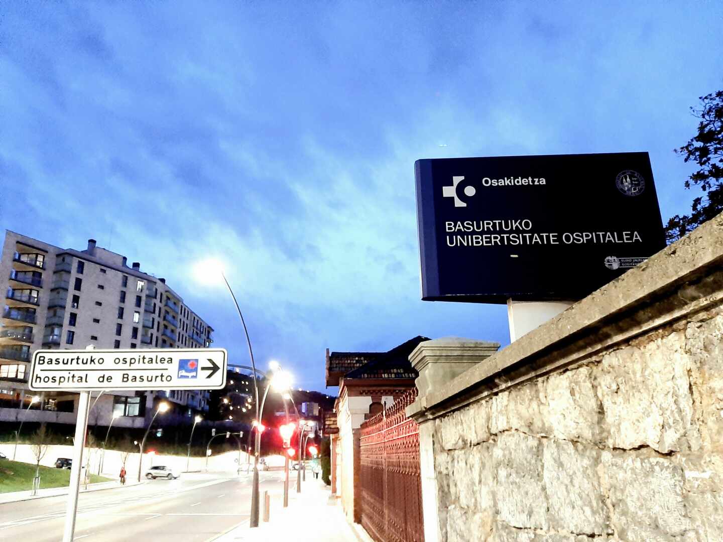 Acceso al Hospital de Basurto en Bilbao, uno de los centros principales de Osakidetza.