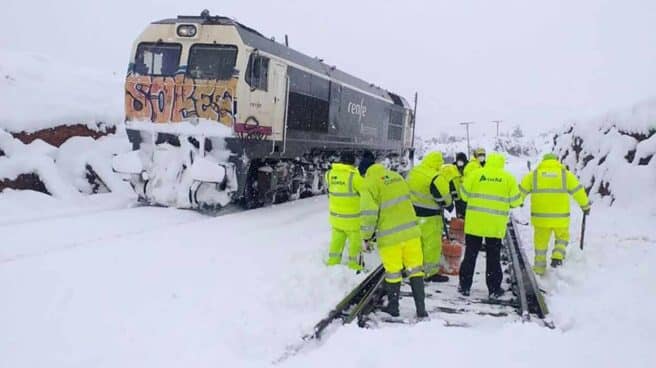 Trabajos de retirada de la nieve en vías Teruel, tras el paso de la borrasca Filomena.