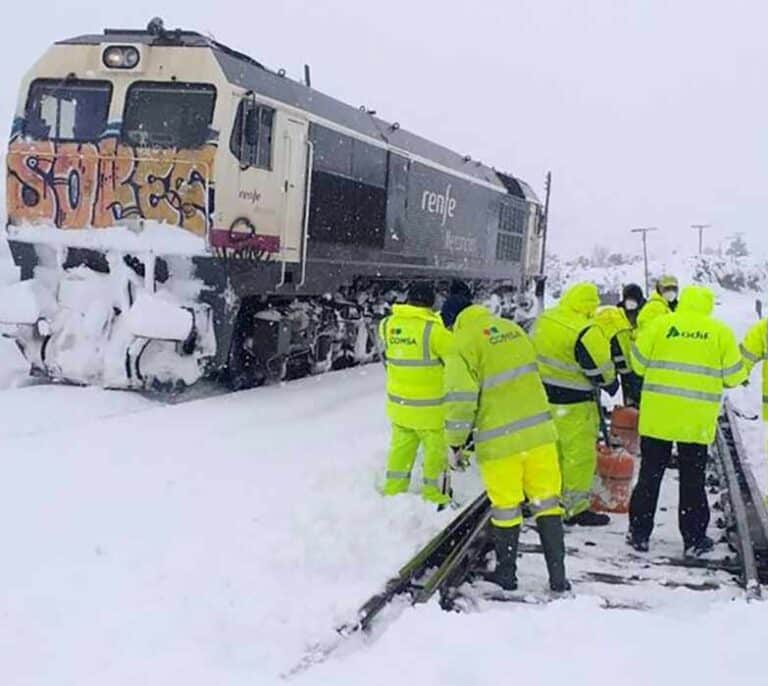 La UME inicia su despliegue en Aragón, donde siguen embolsados casi 1.900 camiones