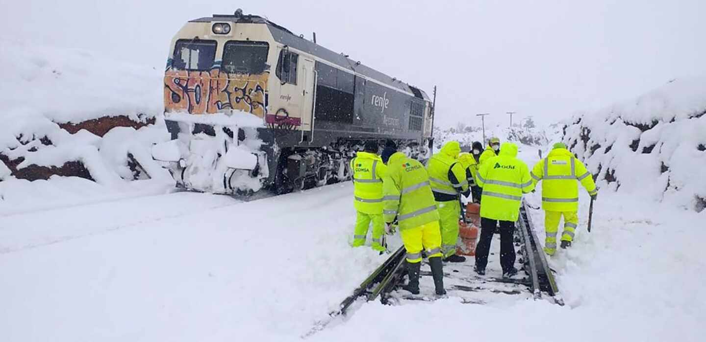 Trabajos de retirada de la nieve en vías Teruel, tras el paso de la borrasca Filomena.