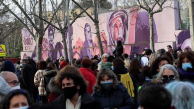 Centenares de personas se concentran para que no "borren" un mural feminista en Madrid