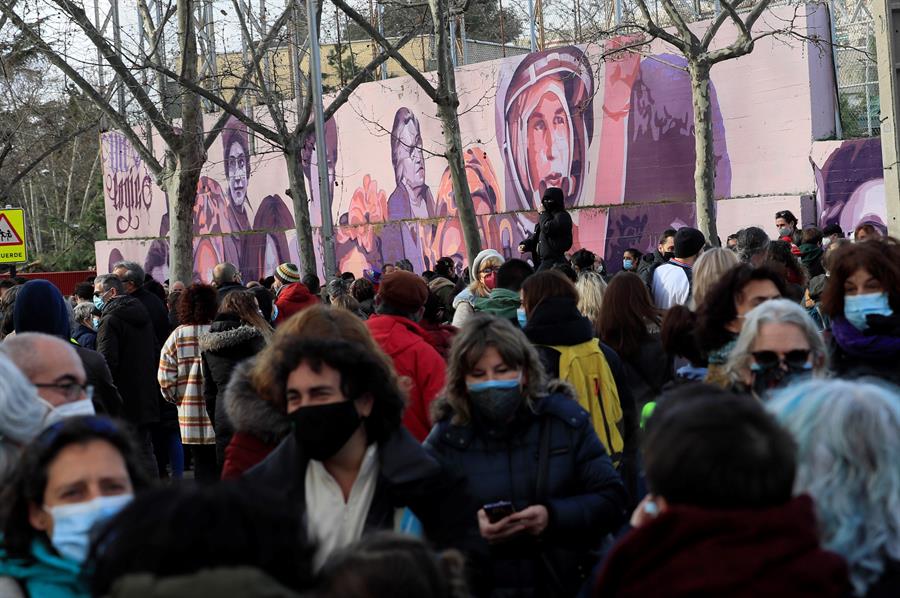 Centenares de personas se concentran para que no "borren" un mural feminista en Madrid