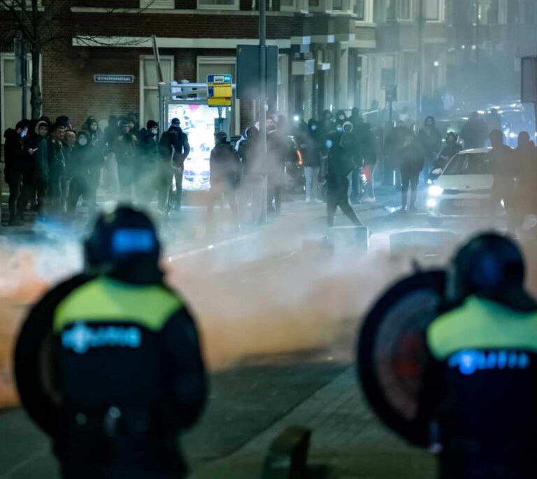 Cuatro días de disturbios en Países Bajos tras instaurar el toque de queda a las 21 horas