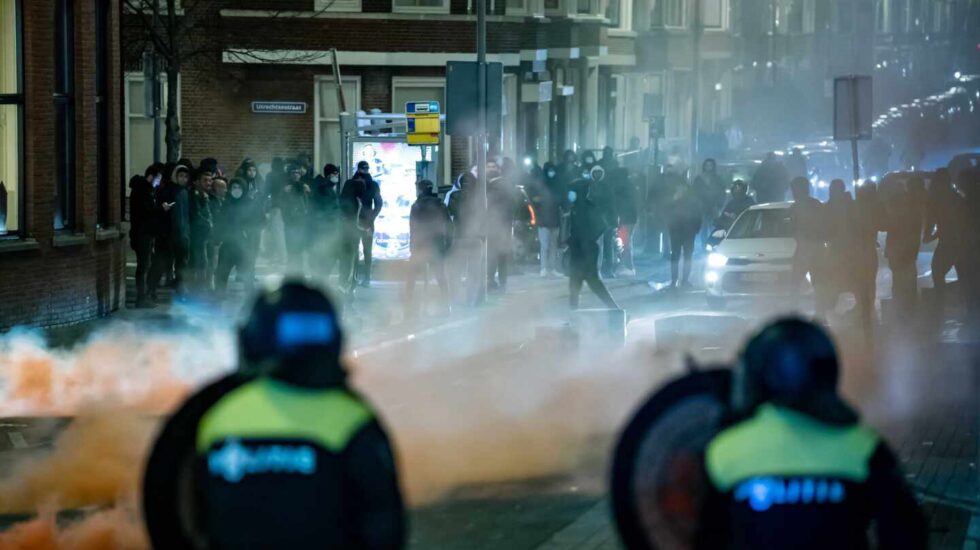 Un grupo de jóvenes busca enfrentarse a la policía en Róterdam, Países Bajos.