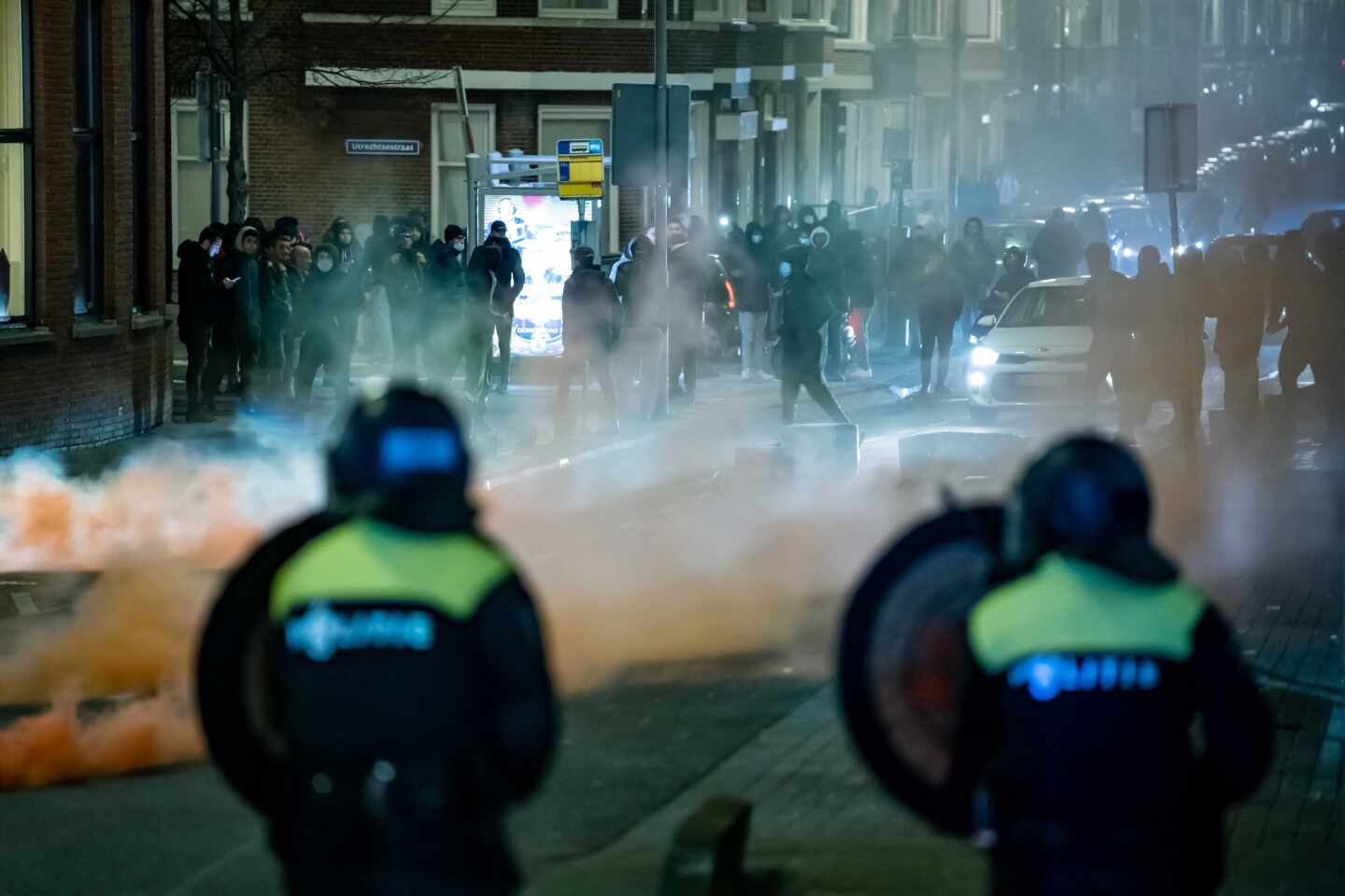 Un grupo de jóvenes busca enfrentarse a la policía en Róterdam, Países Bajos.