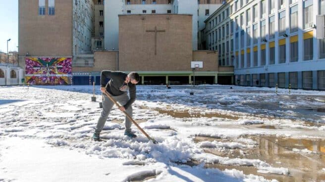 Nieve en un colegio de Zaragoza.