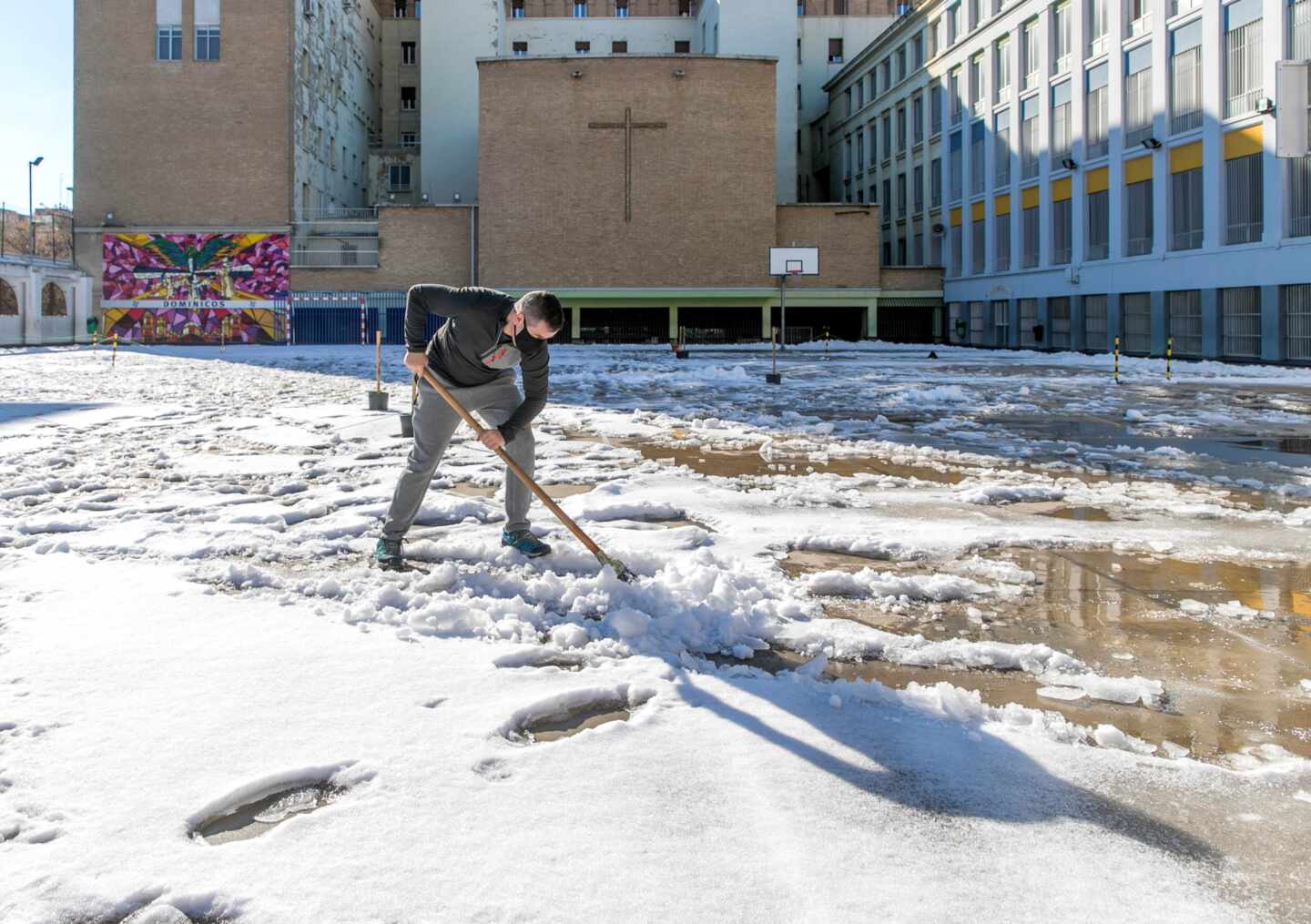 Nieve en un colegio de Zaragoza.