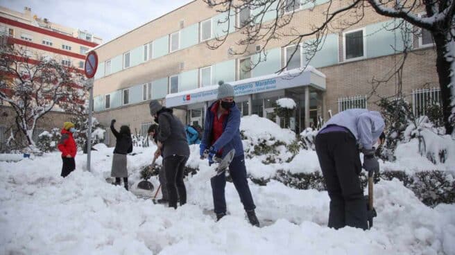 Voluntarios limpian la entrada del hospital Gregorio Marañón de Madrid.