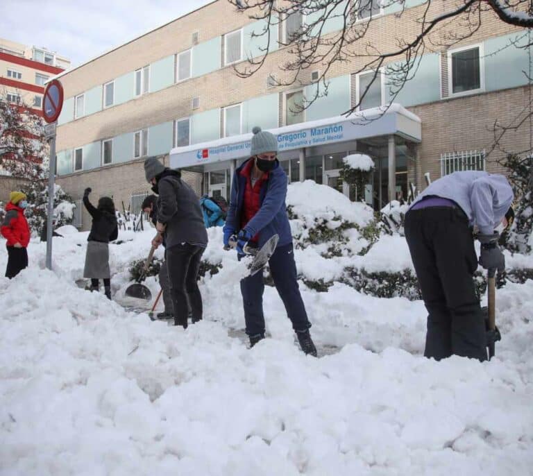 Solidaridad vecinal en Madrid: batidas de limpieza o traslados a hospitales en 4x4