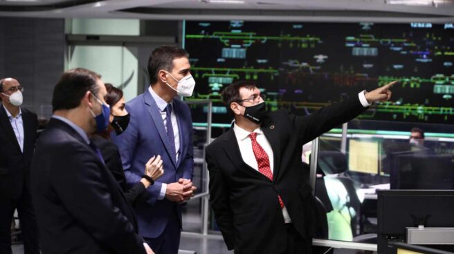 Visita de Pedro Sánchez al Centro de Control del AVE El presidente del Gobierno, Pedro Sánchez, visita el Centro de Control del AVE, en Madrid.