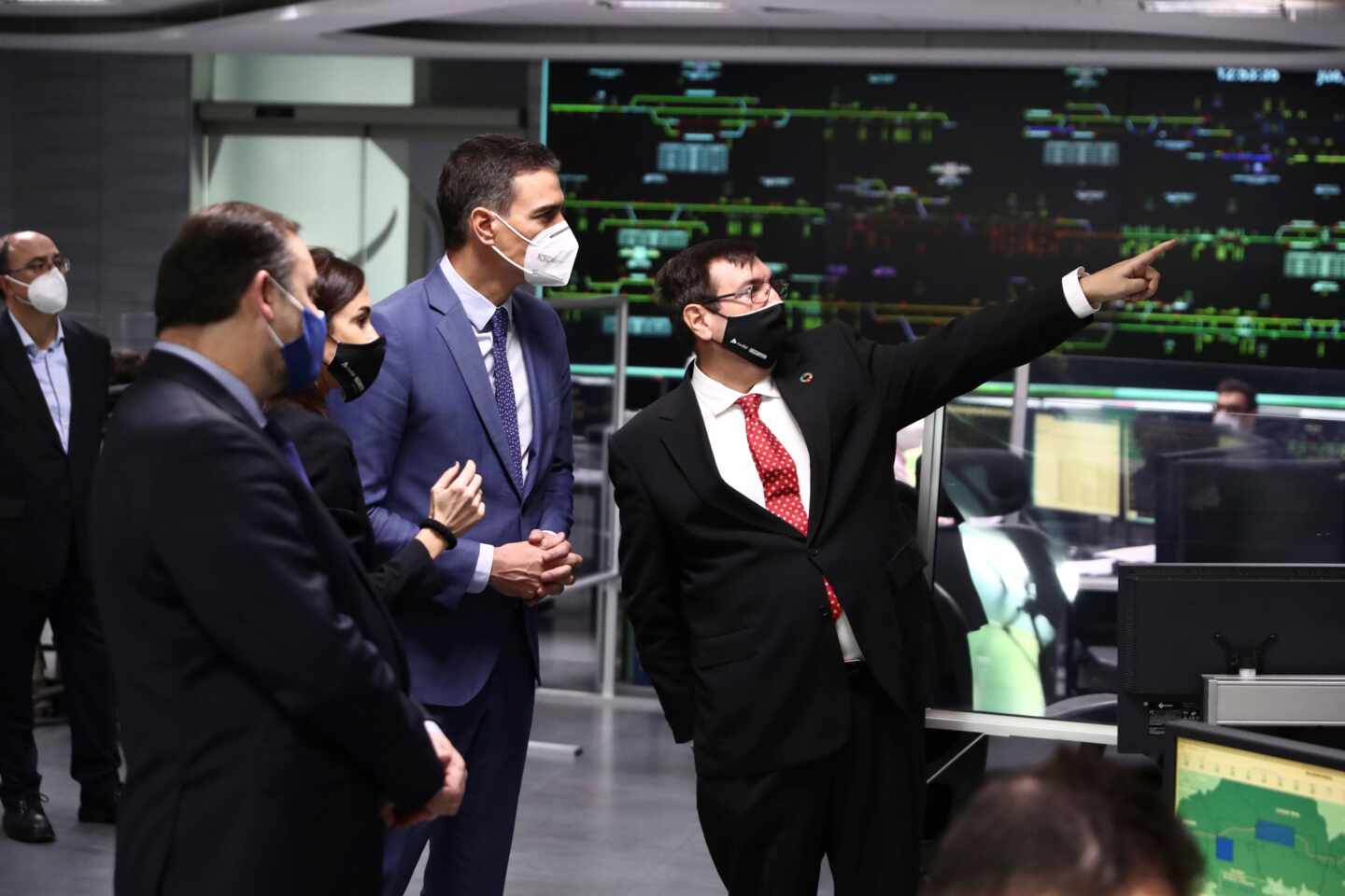 El presidente del Gobierno, Pedro Sánchez, visita el Centro de Control del AVE, en Madrid.