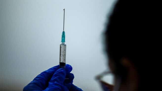 Los creadores de la vacuna de Pfizer ponen fecha al final de la pandemia Un sanitario prepara una segunda dosis de la vacuna de Pfizer.
