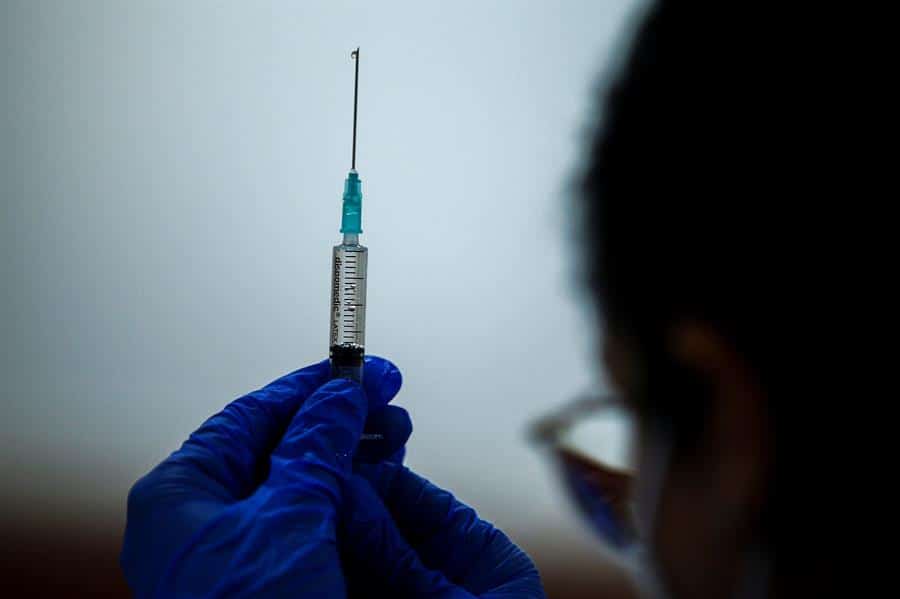 Un sanitario prepara una segunda dosis de la vacuna de Pfizer.