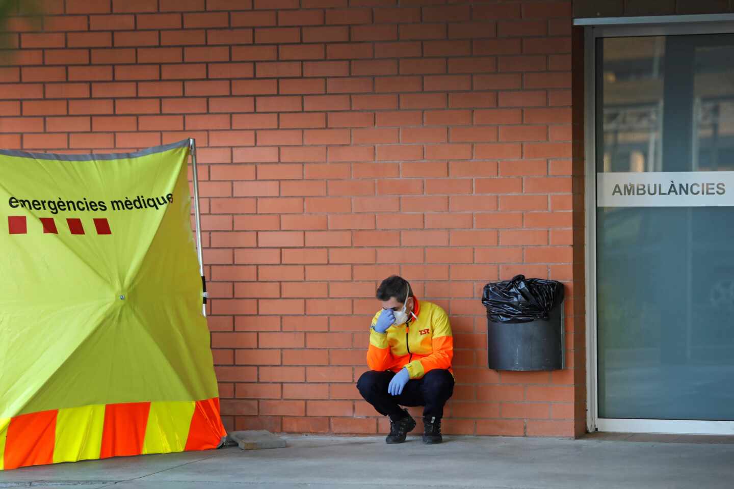 Un sanitario descansa