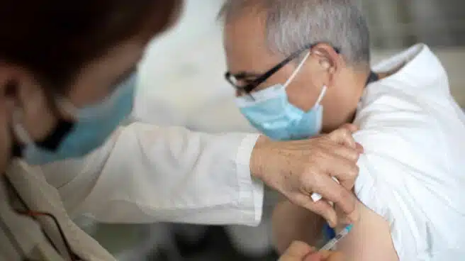El Hospital de Terrassa aprovecha 300 vacunas sobrantes para enfermos crónicos y médicos jubilados