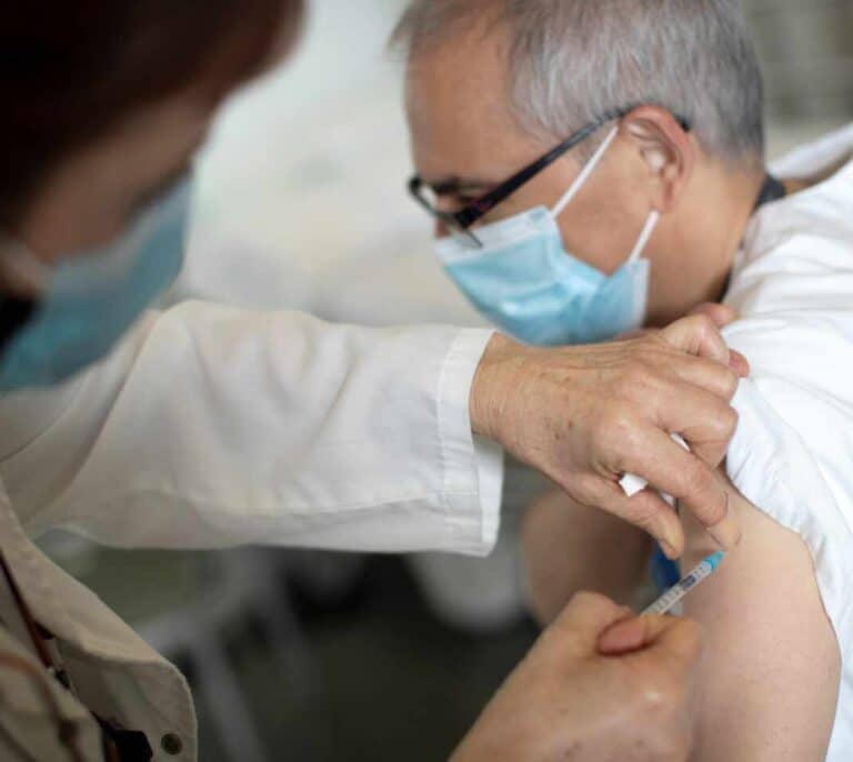 El Hospital de Terrassa aprovecha 300 vacunas sobrantes para enfermos crónicos y médicos jubilados