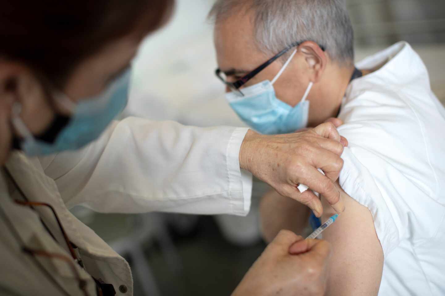 El Hospital de Terrassa aprovecha 300 vacunas sobrantes para enfermos crónicos y médicos jubilados