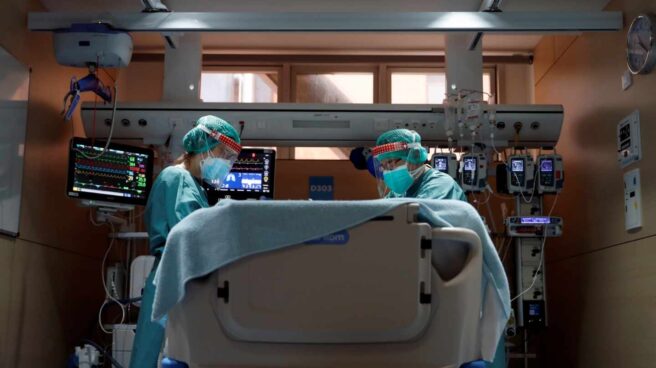Dos profesionales sanitarios trabajan en la UCI del Hospital Vall d'Hebron de Barcelona