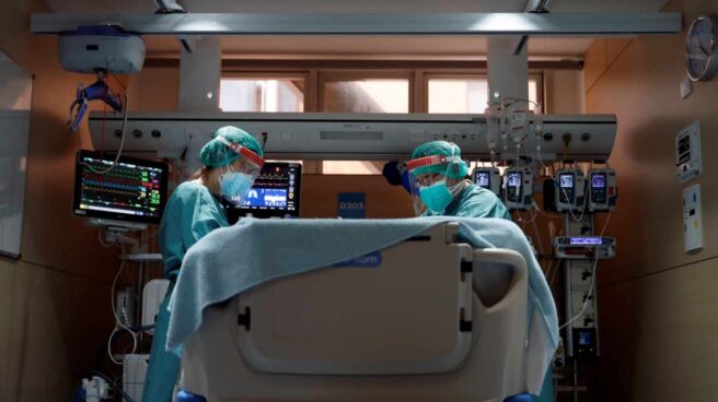 Dos profesionales sanitarios trabajan en la UCI del Hospital Vall d'Hebron de Barcelona Dos profesionales sanitarios trabajan en la UCI del Hospital Vall d'Hebron de Barcelona