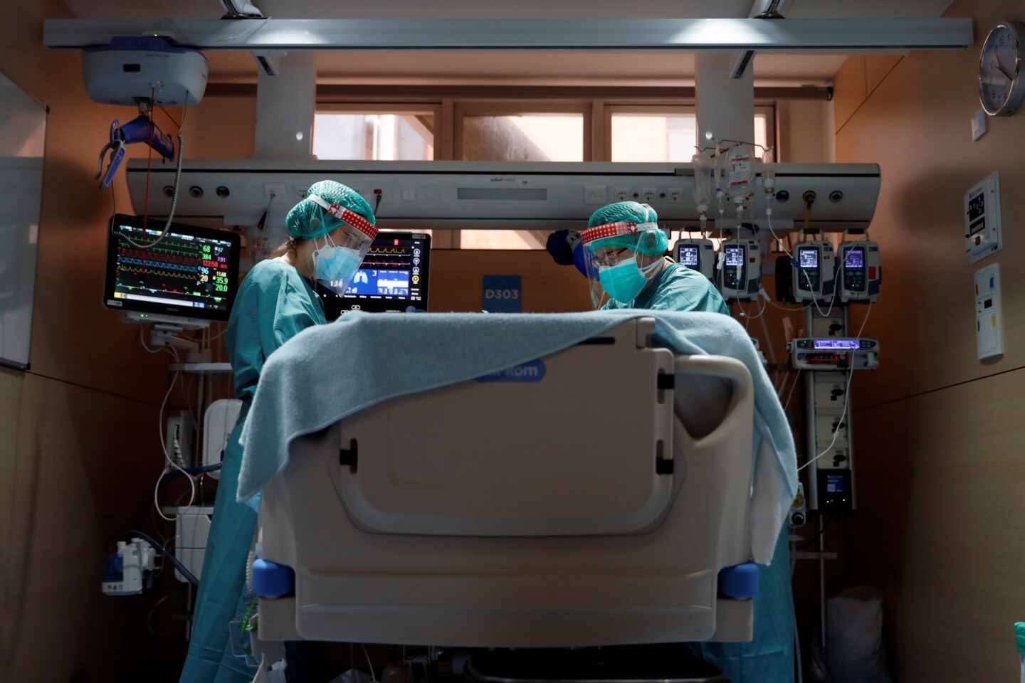 Dos profesionales sanitarios trabajan en la UCI del Hospital Vall d'Hebron de Barcelona