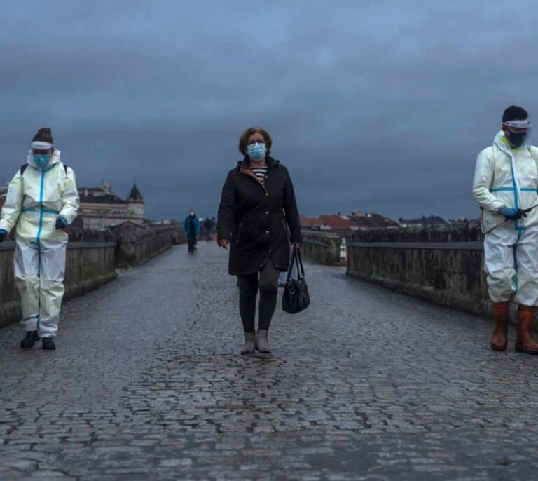 Un año de pandemia: de un turista alemán a las primeras vacunaciones