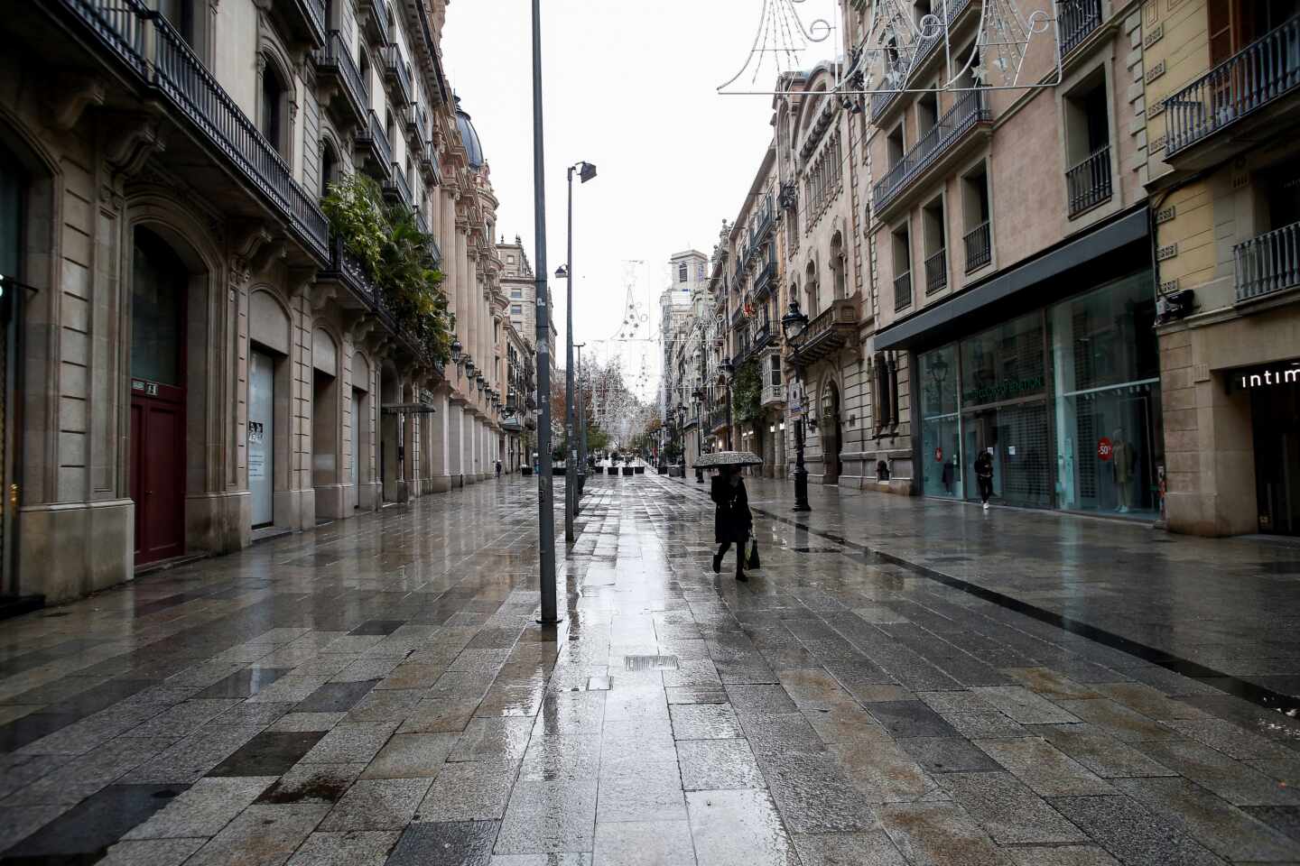 Aspecto de la céntrica calle comercial del Portal del Ángel, en Barcelona.