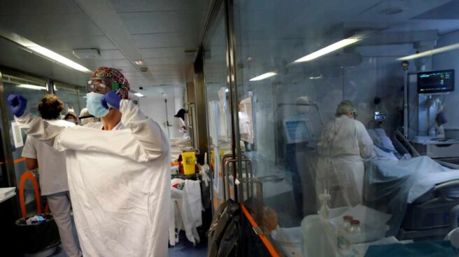 España abandona el riesgo alto por la pandemia al bajar la incidencia Profesionales sanitarios trabajan en una de las UCI del Hospital Clínic de Barcelona.