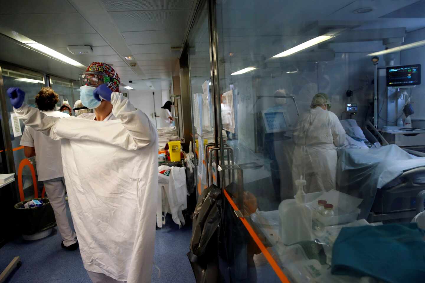 Profesionales sanitarios trabajan en una de las UCI del Hospital Clínic de Barcelona.